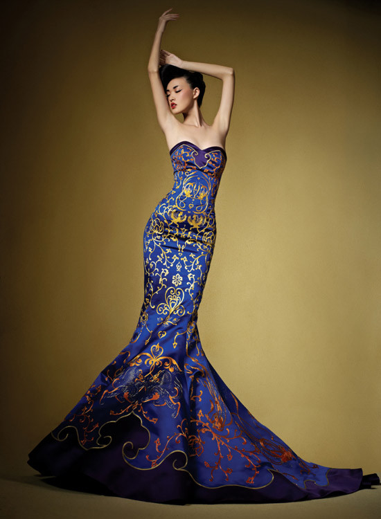 Mẫu váy cúp ngực màu xanh với những vân thêu tuyệt mỹ