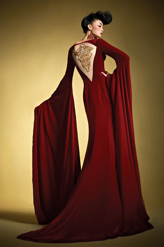 Đầm dạ hội tha thướt với điểm nhấn thêu từ sợi vàng lộng lẫy