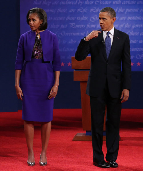 Trong buổi tranh luận tổng thống đầu tiên, Michella Obama mặc một bộ váy kín đáo màu xanh Hoàng gia của thương hiệu Preen. Trong buổi tranh luận tổng thống đầu tiên, Michella Obama mặc một bộ váy kín đáo màu xanh Hoàng gia của thương hiệu Preen.