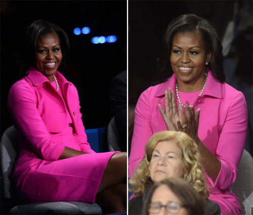 Michelle Obama mặc một bộ hồng neon rất nổi bật của Michael Kors trong cuộc tranh luận tổng thống tại Đại học Hofstra.Sự táo bạo của gam màu neon với nét thanh lịch của chiếc vòng cổ ngọc trai quả thật đã tạo nên một bộ đôi tuyệt vời. Michelle Obama mặc một bộ hồng neon rất nổi bật của Michael Kors trong cuộc tranh luận tổng thống tại Đại học Hofstra.Sự táo bạo của gam màu neon với nét thanh lịch của chiếc vòng cổ ngọc trai quả thật đã tạo nên một bộ đôi tuyệt vời.