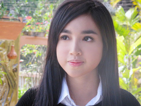 ... và gương mặt hiện tại, nhiều người hồ nghi cô cũng sử dụng chất làm đầy nên gương mặt cô mới tròn căng và có phần... hơi méo như hiện nay