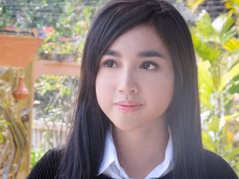 ... và gương mặt hiện tại, nhiều người hồ nghi cô cũng sử dụng chất làm đầy nên gương mặt cô mới tròn căng và có phần... hơi méo như hiện nay ... và gương mặt hiện tại, nhiều người hồ nghi cô cũng sử dụng chất làm đầy nên gương mặt cô mới tròn căng và có phần... hơi méo như hiện nay