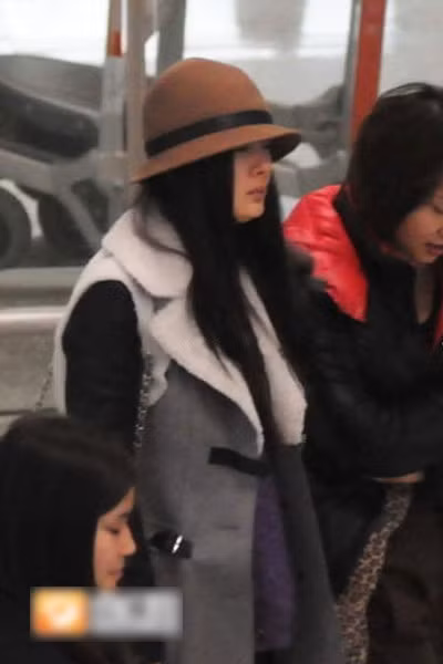 Nữ diễn viên điện ảnh Hoa ngữ Dương Mịch từng bị bắt gặp ra đường với bộ mặt sưng húp Nữ diễn viên điện ảnh Hoa ngữ Dương Mịch từng bị bắt gặp ra đường với bộ mặt sưng húp