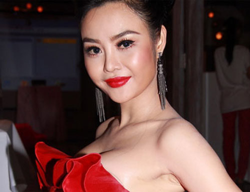 Hoa hậu người Việt hoàn cầu 2012 Julia Hồ xuất hiện trong nhiều sự kiện showbiz gần đây với gương mặt sưng tấy đáng nghi hoặc