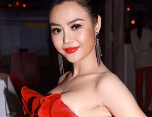 Hoa hậu người Việt hoàn cầu 2012 Julia Hồ xuất hiện trong nhiều sự kiện showbiz gần đây với gương mặt sưng tấy đáng nghi hoặc Hoa hậu người Việt hoàn cầu 2012 Julia Hồ xuất hiện trong nhiều sự kiện showbiz gần đây với gương mặt sưng tấy đáng nghi hoặc
