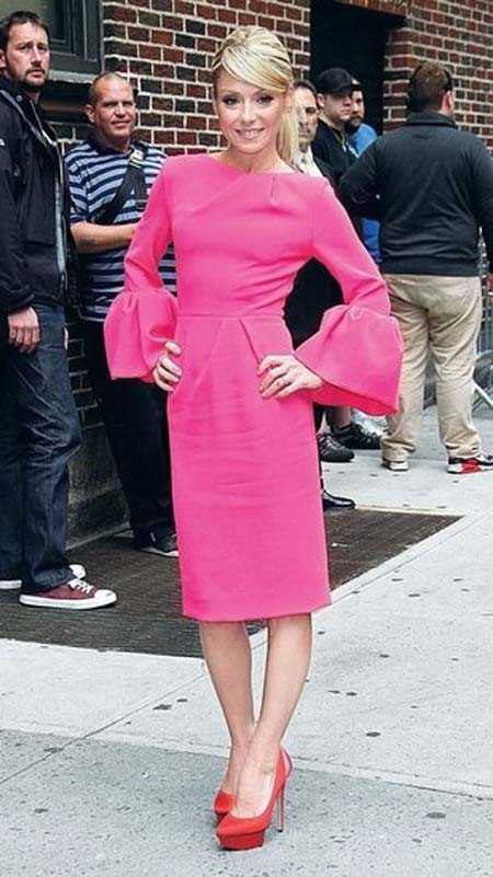 Kelly Ripa và váy màu neon tay xòe của Roksanda Ilincic Kelly Ripa và váy màu neon tay xòe của Roksanda Ilincic