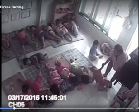 Hành vi xách trẻ mầm non lên bằng 1 tay của cô giáo trẻ trường Ngôi Sao Xanh (Ảnh từ video clip) Hành vi xách trẻ mầm non lên bằng 1 tay của cô giáo trẻ trường Ngôi Sao Xanh (Ảnh từ video clip)