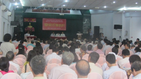 Hàng trăm cử tri quận 1 đã đến dự buổi tiếp xúc với đại biểu Quốc hội sáng 3/3 (ảnh: P.L) Hàng trăm cử tri quận 1 đã đến dự buổi tiếp xúc với đại biểu Quốc hội sáng 3/3 (ảnh: P.L)