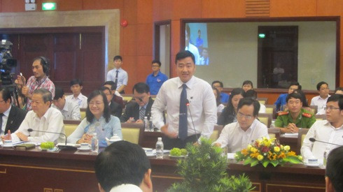 Một giảng viên trẻ phát biểu, hiến kế những vấn đề thiết thực cho sự phát triển của thành phố (Ảnh: P.L)