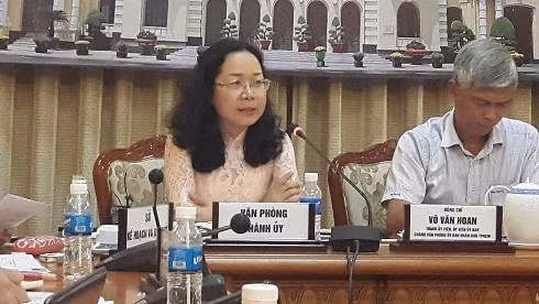 Bà Thái Thị Bích Liên - Chánh Văn phòng Thành ủy TP.HCM cung cấp thông tin về đường dây nóng (ảnh: P.L)