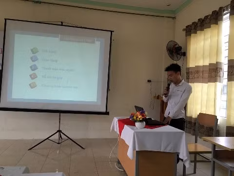 Sinh viên Nguyễn Đức Cảnh đang báo cáo bài nghiên cứu khoa học của mình (ảnh: GV) Sinh viên Nguyễn Đức Cảnh đang báo cáo bài nghiên cứu khoa học của mình (ảnh: GV)