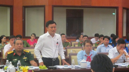 Giám đốc Sở Giao thông Vận tải Bùi Xuân Cường giải đáp các vấn đề về xe buýt cho các bạn trẻ (Ảnh: P.L)