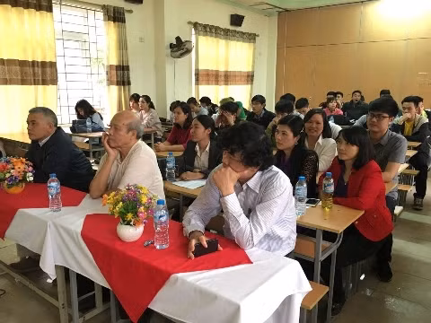 Các giảng viên, chuyên gia đầu ngành công nghệ thông tin chăm chú lắng nghe các đề tài (ảnh: GV) Các giảng viên, chuyên gia đầu ngành công nghệ thông tin chăm chú lắng nghe các đề tài (ảnh: GV)