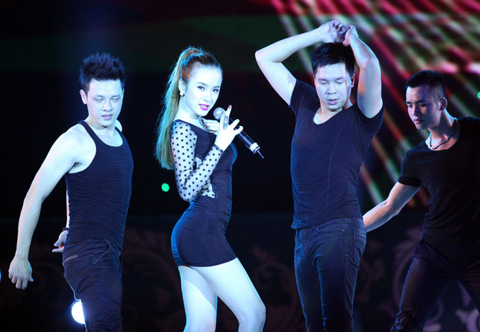 Phương Trinh khoe đường cong nóng bỏng trên sân khấu ca nhạc cùng vũ đoàn múa. Phương Trinh khoe đường cong nóng bỏng trên sân khấu ca nhạc cùng vũ đoàn múa.