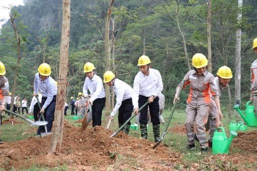 Ông Thiều Kim Quỳnh cùng cán bộ công nhân viên Công ty Điện lực Tuyên Quang tham gia tại buổi lễ Ông Thiều Kim Quỳnh cùng cán bộ công nhân viên Công ty Điện lực Tuyên Quang tham gia tại buổi lễ