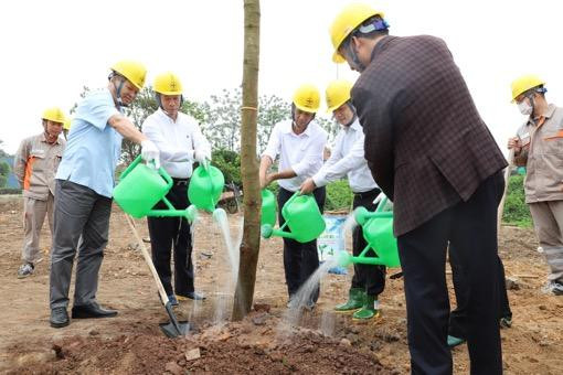 Ông Thiều Kim Quỳnh và các đại biểu tham dự trồng cây tại huyện Bình Xuyên, tỉnh Vĩnh Phúc Ông Thiều Kim Quỳnh và các đại biểu tham dự trồng cây tại huyện Bình Xuyên, tỉnh Vĩnh Phúc