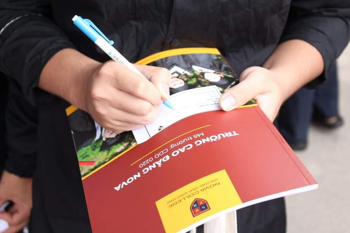 Sau khi nghe tư vấn trực tiếp, nhiều em đã để lại thông tin cá nhân để Trường cao đẳng Nova tiếp tục hướng dẫn