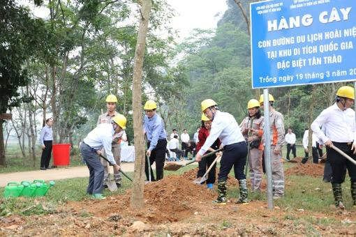 Ông Dương Quang Thành cùng lãnh đạo tỉnh Tuyên Quang tham gia trồng cây Ông Dương Quang Thành cùng lãnh đạo tỉnh Tuyên Quang tham gia trồng cây