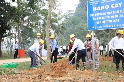 Ông Dương Quang Thành cùng lãnh đạo tỉnh Tuyên Quang tham gia trồng cây
