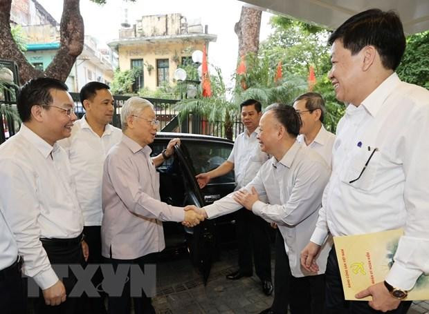 Tổng Bí thư, Chủ tịch nước Nguyễn Phú Trọng với các đại biểu tại buổi tiếp xúc cử tri các quận Hoàn Kiếm, Ba Đình và Tây Hồ. (Ảnh: Trí Dũng/TTXVN) Tổng Bí thư, Chủ tịch nước Nguyễn Phú Trọng với các đại biểu tại buổi tiếp xúc cử tri các quận Hoàn Kiếm, Ba Đình và Tây Hồ. (Ảnh: Trí Dũng/TTXVN)