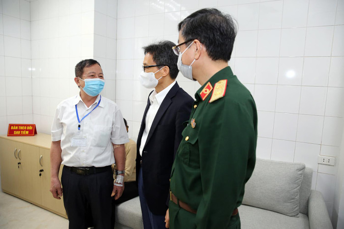 Phó Thủ tướng Vũ Đức Đam trò chuyện với một tình nguyện viên cao tuổi đang theo dõi sau tiêm. Ảnh: VGP/Đình Nam Phó Thủ tướng Vũ Đức Đam trò chuyện với một tình nguyện viên cao tuổi đang theo dõi sau tiêm. Ảnh: VGP/Đình Nam