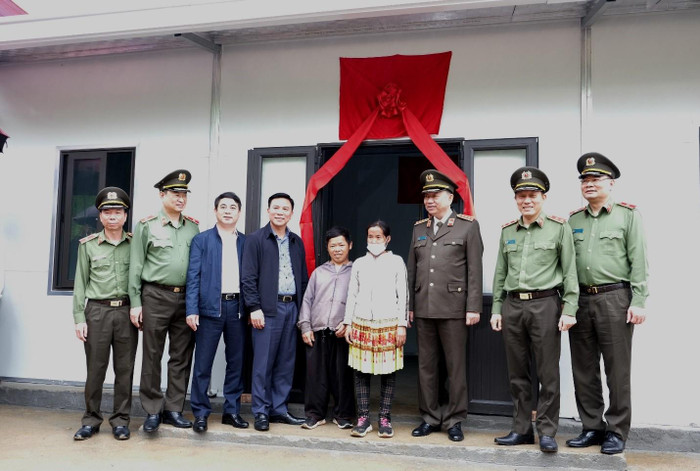 Đại tướng Tô Lâm - Ủy viên Bộ Chính trị, Bộ trưởng Bộ Công (thứ 3 từ phải sang) cùng các Ủy viên Ban Chấp hành Trung ương Đảng: đồng chí Đỗ Trọng Hưng - Bí thư Tỉnh ủy tỉnh Thanh Hóa (thứ 4 từ trái sang); đồng chí Nghiêm Xuân Thành – Bí thư Đảng ủy, Chủ tịch Hội đồng quản trị Vietcombank (thứ 3 từ trái sang) và các đồng chí lãnh đạo Bộ Công an bàn giao nhà tình nghĩa cho gia đình anh Vàng A Lồng Đại tướng Tô Lâm - Ủy viên Bộ Chính trị, Bộ trưởng Bộ Công (thứ 3 từ phải sang) cùng các Ủy viên Ban Chấp hành Trung ương Đảng: đồng chí Đỗ Trọng Hưng - Bí thư Tỉnh ủy tỉnh Thanh Hóa (thứ 4 từ trái sang); đồng chí Nghiêm Xuân Thành – Bí thư Đảng ủy, Chủ tịch Hội đồng quản trị Vietcombank (thứ 3 từ trái sang) và các đồng chí lãnh đạo Bộ Công an bàn giao nhà tình nghĩa cho gia đình anh Vàng A Lồng