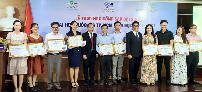 Phó giáo sư Vũ Hải Quân và Tổng Giám đốc Tập đoàn Novaland Bùi Xuân Huy trao học bổng cho các nghiên cứu sinh có thành tích xuất sắc Phó giáo sư Vũ Hải Quân và Tổng Giám đốc Tập đoàn Novaland Bùi Xuân Huy trao học bổng cho các nghiên cứu sinh có thành tích xuất sắc