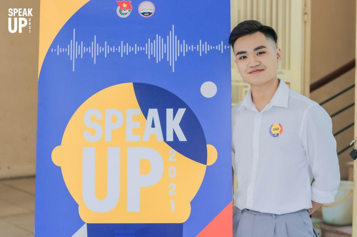 Vũ Tiến Long với đồ vật là chiếc cân cơ học đã liên kết tới chiếc cân tâm lý qua ví dụ thực tế vlogger Thơ Nguyễn, nhận được nhiều nhận xét tích cực. Vũ Tiến Long với đồ vật là chiếc cân cơ học đã liên kết tới chiếc cân tâm lý qua ví dụ thực tế vlogger Thơ Nguyễn, nhận được nhiều nhận xét tích cực.