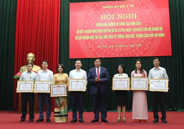 Các tập thể, các nhân có thành tích xuất sắc năm 2020 vinh dự nhận giấy khen của Đảng ủy Bộ Y tế. (Ảnh: moh.gov.vn) Các tập thể, các nhân có thành tích xuất sắc năm 2020 vinh dự nhận giấy khen của Đảng ủy Bộ Y tế. (Ảnh: moh.gov.vn)