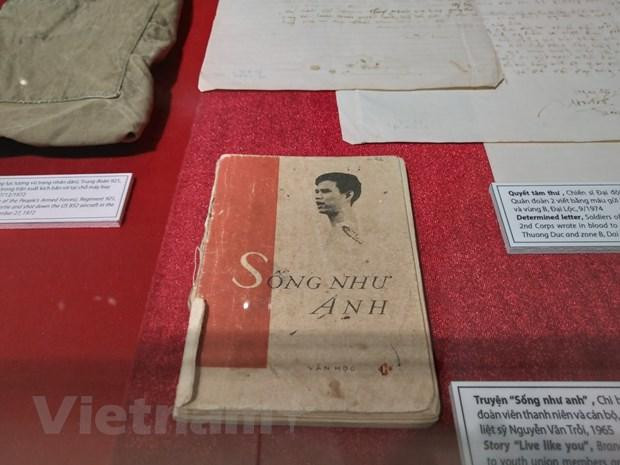 Truyện "Sống như anh" chi bộ Đại đội 32, Trung đoàn 270, Cồn Cỏ, phát cho đoàn viên thanh niên để học tập theo gương anh hùng Nguyễn Văn Trỗi, năm 1965. (Ảnh: Minh Thu/Vietnam+) Truyện "Sống như anh" chi bộ Đại đội 32, Trung đoàn 270, Cồn Cỏ, phát cho đoàn viên thanh niên để học tập theo gương anh hùng Nguyễn Văn Trỗi, năm 1965. (Ảnh: Minh Thu/Vietnam+)