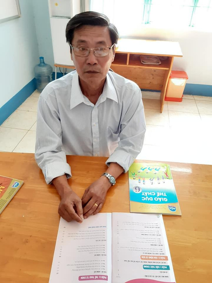 Thầy giáo Trần Văn Xiếu, giáo viên bộ môn Giáo dục thể chất, là huấn luyện viên có nhiều học sinh đạt giải thể thao cấp Huyện, cấp Tỉnh và Quốc gia, đang công tác tại Trường Trung học cơ sở Bưng Riềng. (Ảnh: Sơn Quang Huyến) Thầy giáo Trần Văn Xiếu, giáo viên bộ môn Giáo dục thể chất, là huấn luyện viên có nhiều học sinh đạt giải thể thao cấp Huyện, cấp Tỉnh và Quốc gia, đang công tác tại Trường Trung học cơ sở Bưng Riềng. (Ảnh: Sơn Quang Huyến)