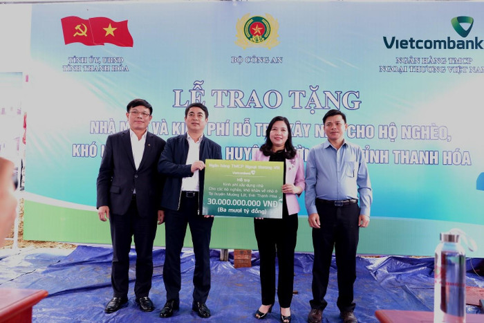Thay mặt Vietcombank, đồng chí Nghiêm Xuân Thành - Ủy viên Ban Chấp hành Trung ương Đảng, Bí thư Đảng ủy, Chủ tịch Hội đồng quản trị (thứ 2 từ trái sang) và đồng chí Đào Minh Tuấn – Chủ tịch Công đoàn, Phó Tổng Giám đốc trao 30 tỷ đồng cho đại diện Ủy ban Mặt trận Tổ quốc tỉnh Thanh Hóa để xây dựng 600 căn nhà cho hộ nghèo khó khăn về nhà ở trên địa bàn huyện Mường Lát. Thay mặt Vietcombank, đồng chí Nghiêm Xuân Thành - Ủy viên Ban Chấp hành Trung ương Đảng, Bí thư Đảng ủy, Chủ tịch Hội đồng quản trị (thứ 2 từ trái sang) và đồng chí Đào Minh Tuấn – Chủ tịch Công đoàn, Phó Tổng Giám đốc trao 30 tỷ đồng cho đại diện Ủy ban Mặt trận Tổ quốc tỉnh Thanh Hóa để xây dựng 600 căn nhà cho hộ nghèo khó khăn về nhà ở trên địa bàn huyện Mường Lát.