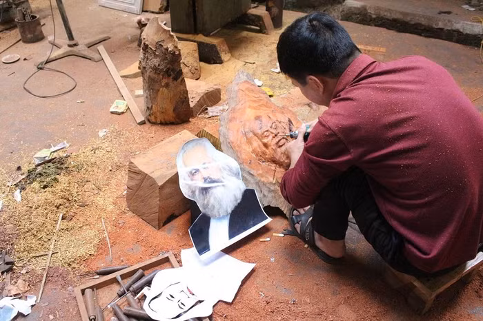 Sau khi học lý thuyết các học viên được thực hành ngay trong xưởng sản xuất của nhà trường. Ảnh: Trung Dũng