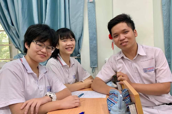 Ba bạn học cùng lớp Chuyên Toán 1 trường Chuyên Lê Quý Đôn nhận học bổng hơn 10 tỷ đồng của Đại học VinUni, từ trái sang Phạm Ngọc Anh, Nghiêm Thảo Tâm, Trần Khánh Bằng Ba bạn học cùng lớp Chuyên Toán 1 trường Chuyên Lê Quý Đôn nhận học bổng hơn 10 tỷ đồng của Đại học VinUni, từ trái sang Phạm Ngọc Anh, Nghiêm Thảo Tâm, Trần Khánh Bằng