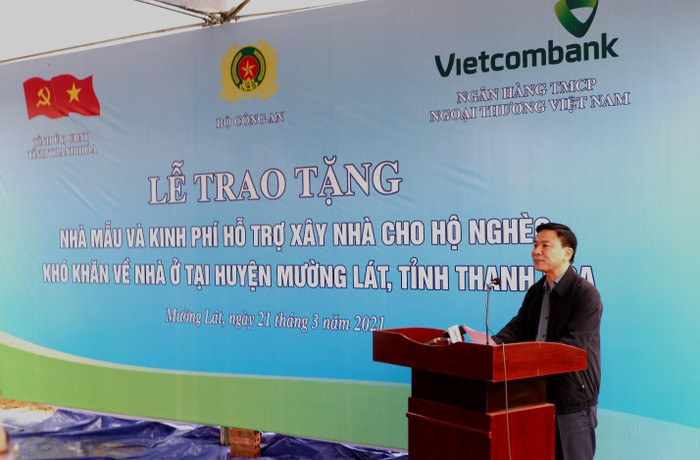 Đồng chí Đỗ Trọng Hưng, Ủy viên Ban Chấp hành Trung ương Đảng, Bí thứ Tỉnh ủy, Chủ tịch Hội đồng Nhân dân tỉnh, Trưởng đoàn Đại biểu Quốc hội tỉnh Thanh Hóa phát biểu tại buổi lễ. Đồng chí Đỗ Trọng Hưng, Ủy viên Ban Chấp hành Trung ương Đảng, Bí thứ Tỉnh ủy, Chủ tịch Hội đồng Nhân dân tỉnh, Trưởng đoàn Đại biểu Quốc hội tỉnh Thanh Hóa phát biểu tại buổi lễ.