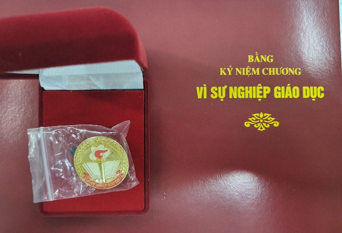 Kỷ niệm chương "Vì sự nghiệp giáo dục". (Ảnh minh hoạ: http://thcstienphong.edu.vn) Kỷ niệm chương "Vì sự nghiệp giáo dục". (Ảnh minh hoạ: http://thcstienphong.edu.vn)