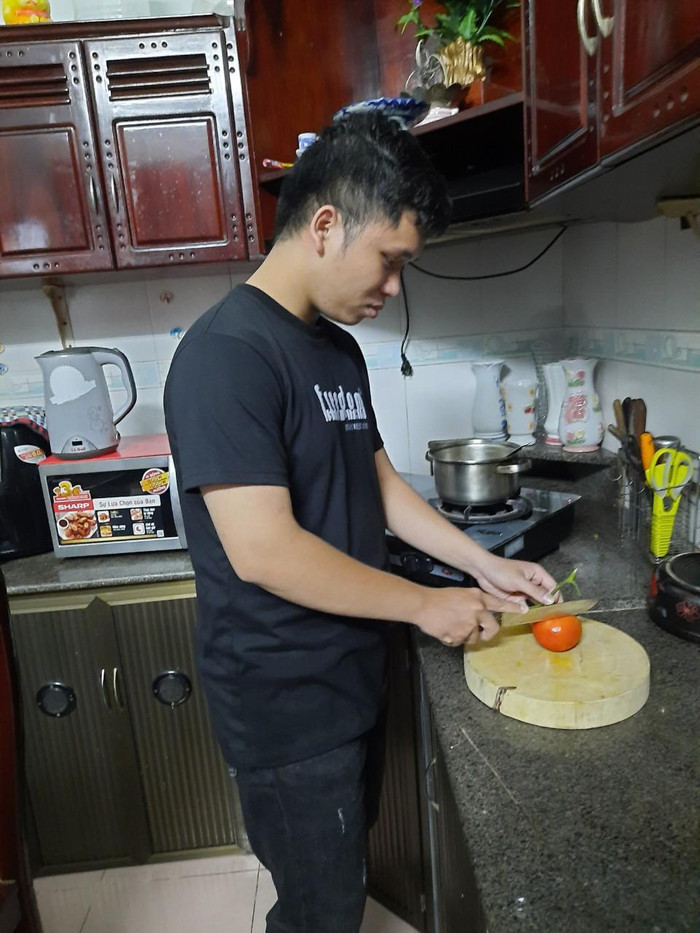 Với Trần Khánh Bằng tự phục vụ bản thân là điều cơ bản nhất để du học, nấu ăn cho mình và gia đình là niềm hạnh phúc. Với Trần Khánh Bằng tự phục vụ bản thân là điều cơ bản nhất để du học, nấu ăn cho mình và gia đình là niềm hạnh phúc.