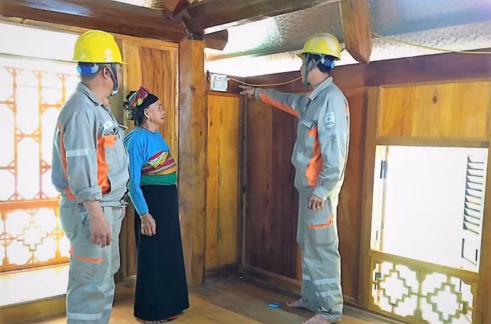 Nhân viên Điện lực Bá Thước hướng dẫn khách hàng sử dụng điện an toàn, tiết kiệm và hiệu quả Nhân viên Điện lực Bá Thước hướng dẫn khách hàng sử dụng điện an toàn, tiết kiệm và hiệu quả