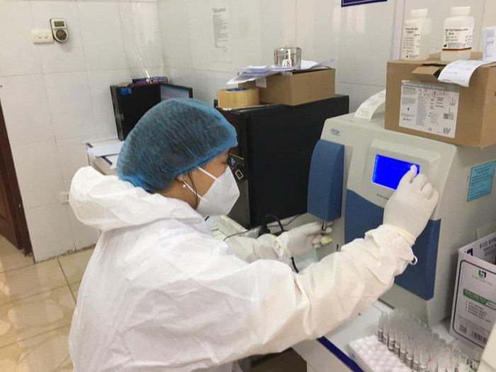 Chị Phan Thị Hương đang vận hành máy xét nghiệm mẫu bệnh phẩm của những bệnh nhân bị nhiễm Covid-19 tại Trung tâm y tế Chí Linh (Hải Dương). Ảnh: Nhân vật cung cấp Chị Phan Thị Hương đang vận hành máy xét nghiệm mẫu bệnh phẩm của những bệnh nhân bị nhiễm Covid-19 tại Trung tâm y tế Chí Linh (Hải Dương). Ảnh: Nhân vật cung cấp