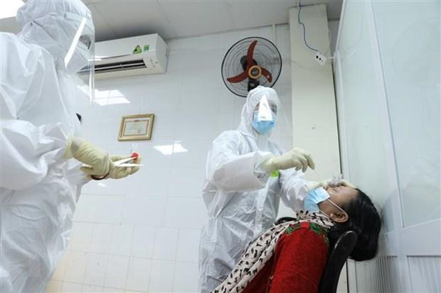 Lấy mẫu xét nghiệm cho tình nguyện viên đăng ký tiêm thử nghiệm giai đoạn 2. (Ảnh: Minh Quyết/TTXVN)