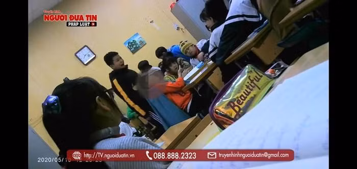 Giờ học mà học sinh nhốn nháo, trùm chăn và chơi bài trong lớp (Ảnh chụp clip Báo Người đưa tin)