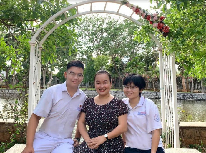 Phạm Ngọc Anh (bìa phải), Trần Tuấn Minh cùng cùng cô giáo Lê Thị Hồng Nhung trong dự án “Cá nhân hóa thiết bị định vị đồ dùng bằng âm thanh cho học sinh khiếm thị” được nhận giải thưởng “Tri thức trẻ vì Giáo dục năm 2020” do Bộ Giáo dục và Đào tạo tặng. Phạm Ngọc Anh (bìa phải), Trần Tuấn Minh cùng cùng cô giáo Lê Thị Hồng Nhung trong dự án “Cá nhân hóa thiết bị định vị đồ dùng bằng âm thanh cho học sinh khiếm thị” được nhận giải thưởng “Tri thức trẻ vì Giáo dục năm 2020” do Bộ Giáo dục và Đào tạo tặng.