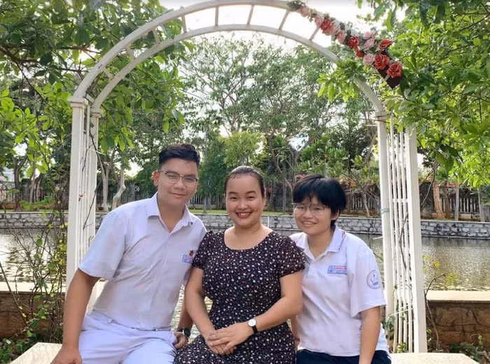 Phạm Ngọc Anh (bìa phải), Trần Tuấn Minh cùng cùng cô giáo Lê Thị Hồng Nhung trong dự án “Cá nhân hóa thiết bị định vị đồ dùng bằng âm thanh cho học sinh khiếm thị” được nhận giải thưởng “Tri thức trẻ vì Giáo dục năm 2020” do Bộ Giáo dục và Đào tạo tặng. Phạm Ngọc Anh (bìa phải), Trần Tuấn Minh cùng cùng cô giáo Lê Thị Hồng Nhung trong dự án “Cá nhân hóa thiết bị định vị đồ dùng bằng âm thanh cho học sinh khiếm thị” được nhận giải thưởng “Tri thức trẻ vì Giáo dục năm 2020” do Bộ Giáo dục và Đào tạo tặng.