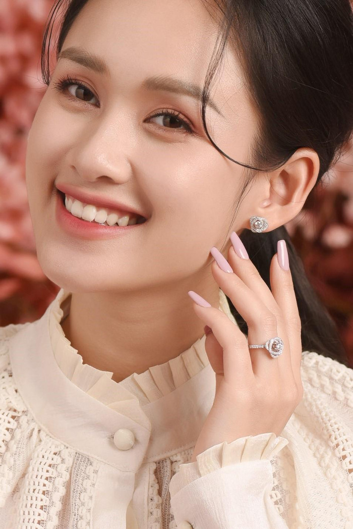 Ánh sáng rực rỡ của viên Kim cương Siêu lý tưởng trong bộ sưu tập “Blooming Rose”. Ánh sáng rực rỡ của viên Kim cương Siêu lý tưởng trong bộ sưu tập “Blooming Rose”.