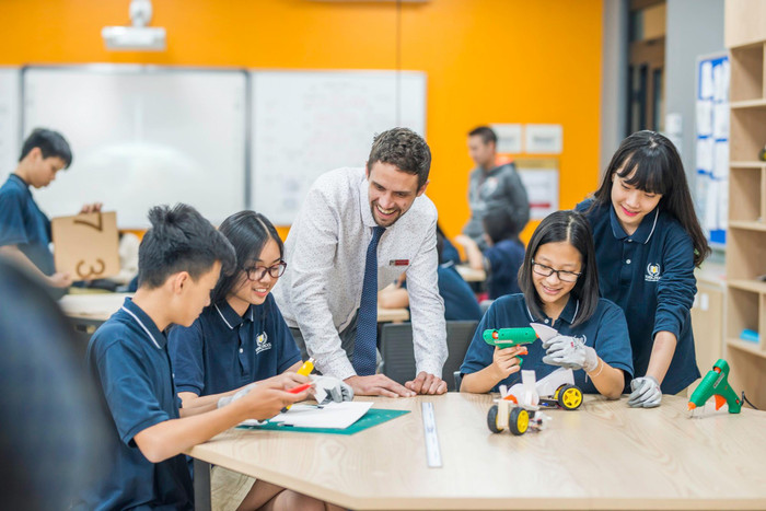 Bên cạnh việc trang bị kiến thức, học sinh Vinschool còn được rèn luyện kỹ năng học tập, năng lực tư duy, khả năng lãnh đạo... Bên cạnh việc trang bị kiến thức, học sinh Vinschool còn được rèn luyện kỹ năng học tập, năng lực tư duy, khả năng lãnh đạo...