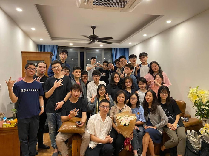 Hải Ly cùng các bạn trong lớp. Ảnh: NVCC