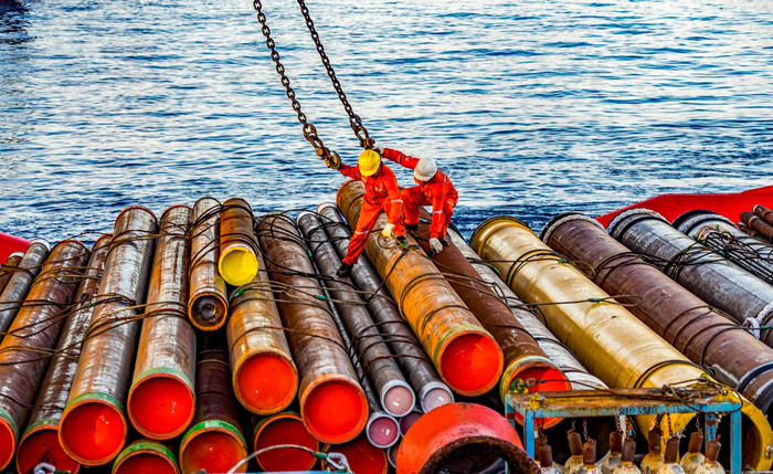 Người lao động dầu khí làm việc trên công trình biển