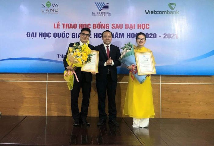 Phó giáo sư Vũ Hải Quân trao hoa và gửi lời cảm ơn tới các nhà tài trợ Phó giáo sư Vũ Hải Quân trao hoa và gửi lời cảm ơn tới các nhà tài trợ