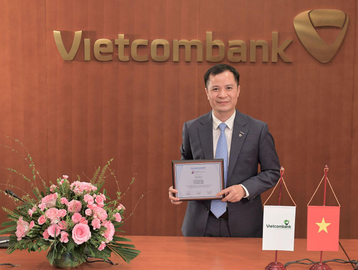 Đại diện Vietcombank – ông Lê Hoàng Tùng – Kế toán trưởng nhận danh hiệu “Ngân hàng mạnh nhất dựa trên Bảng tổng kết tài sản” Đại diện Vietcombank – ông Lê Hoàng Tùng – Kế toán trưởng nhận danh hiệu “Ngân hàng mạnh nhất dựa trên Bảng tổng kết tài sản”