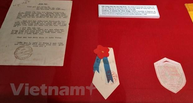 Bông hoa Ban chấp hành Đoàn trường Chu Văn An B phát cho đồng chí Đặng Thùy Trâm trong buổi lễ kết nạp Đoàn năm 1960. Ảnh: Minh Thu/Vietnam+) Bông hoa Ban chấp hành Đoàn trường Chu Văn An B phát cho đồng chí Đặng Thùy Trâm trong buổi lễ kết nạp Đoàn năm 1960. Ảnh: Minh Thu/Vietnam+)